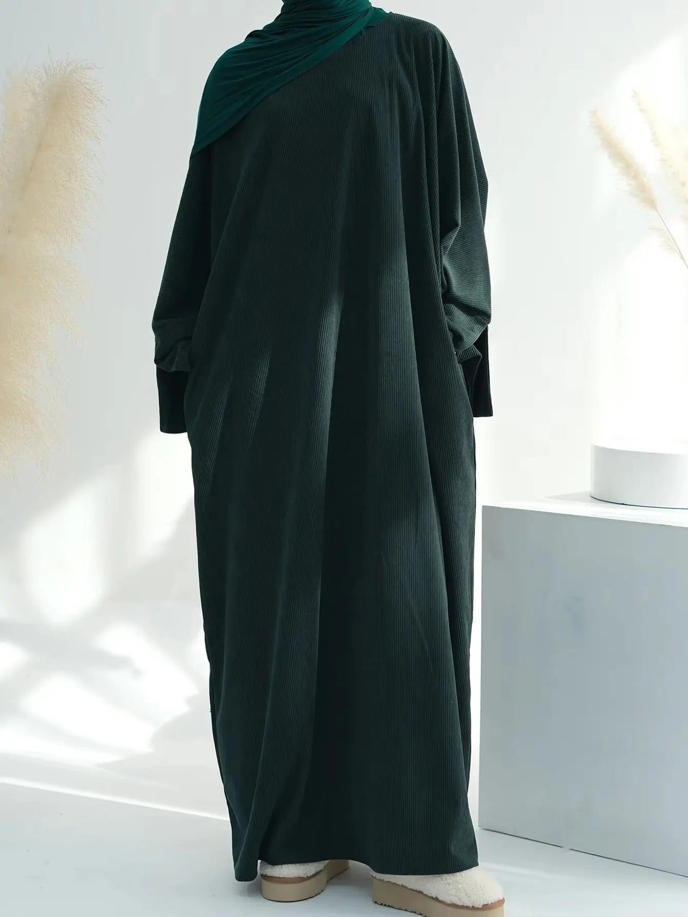 2025 Hot Sells Muslim Winter Abaya with Cuff Slits Middle East Style for Saudi Qatar Ramadan Celebrations and Chilly Season Wear