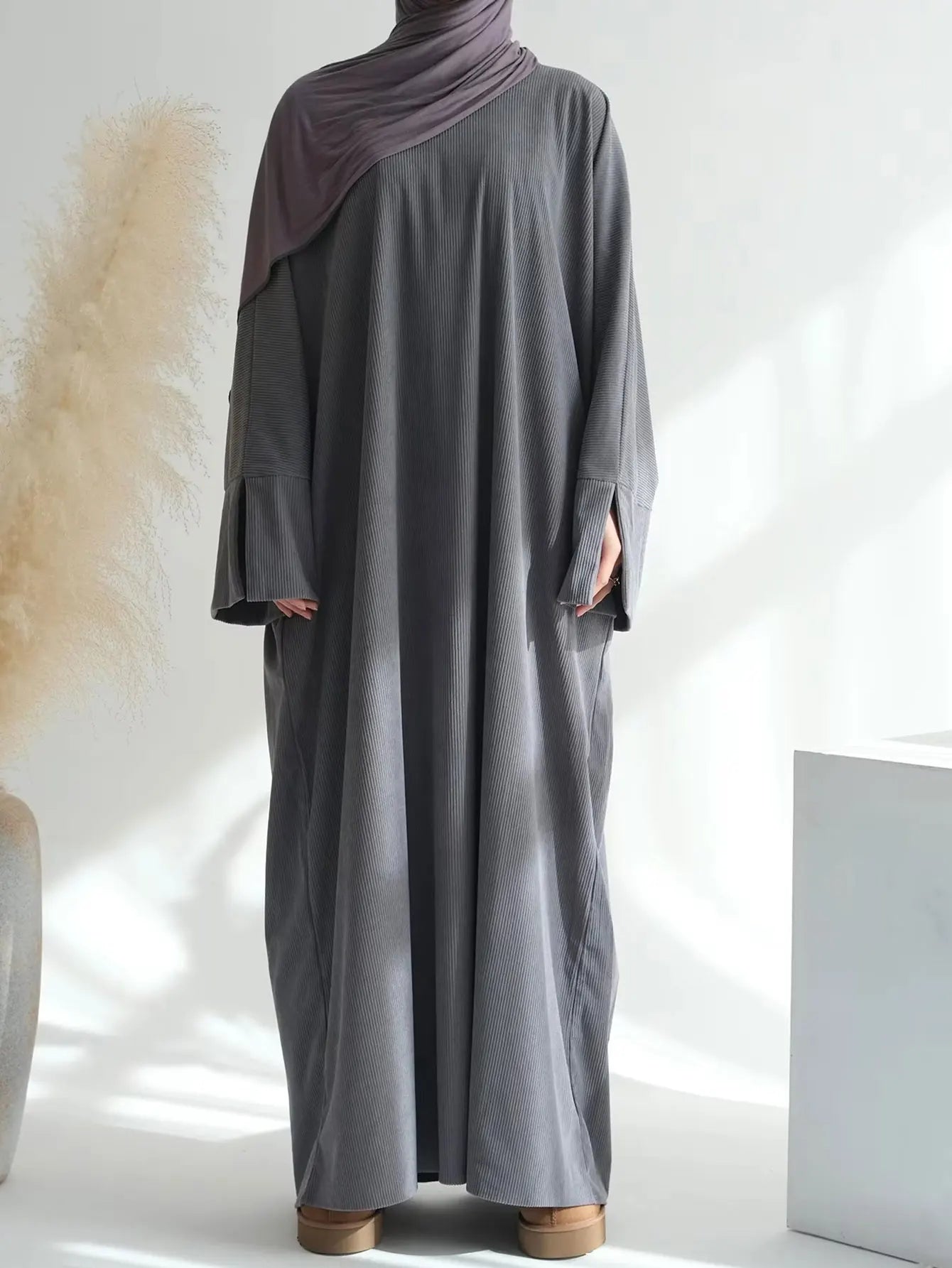 2025 Hot Sells Muslim Winter Abaya with Cuff Slits Middle East Style for Saudi Qatar Ramadan Celebrations and Chilly Season Wear